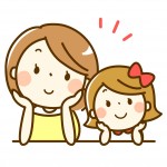 頬杖をつく保育士と女の子