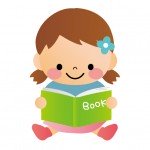 本を読む保育園児の女の子