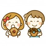 ドーナツを食べる園児の男の子と女の子