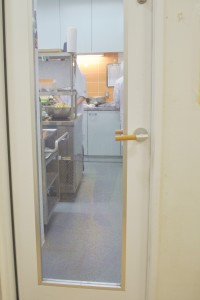 給食室の扉