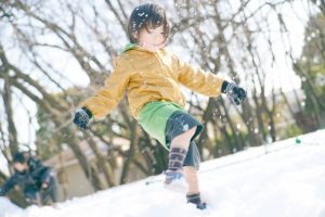 男の子と雪