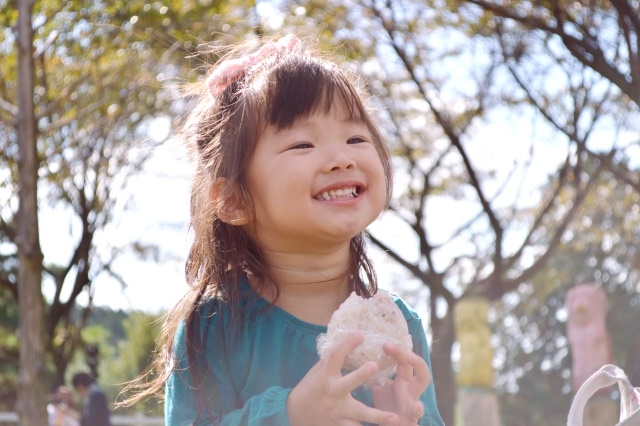 おにぎりを食べる子ども