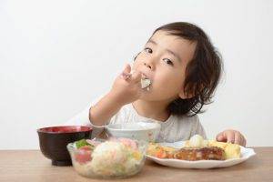 食育専門家が教える 子どもの 遊び食べ は立派な探索活動 上手な向き合い方とは 保育のお仕事レポート