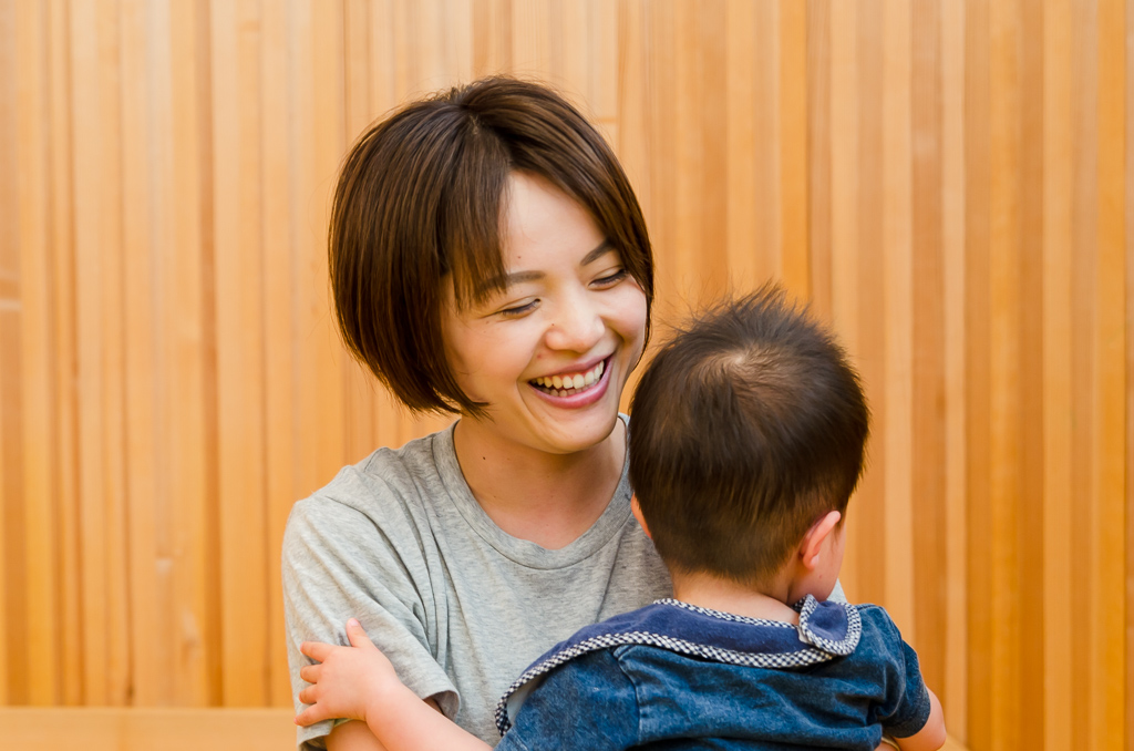 子どもを抱っこする古澤さん